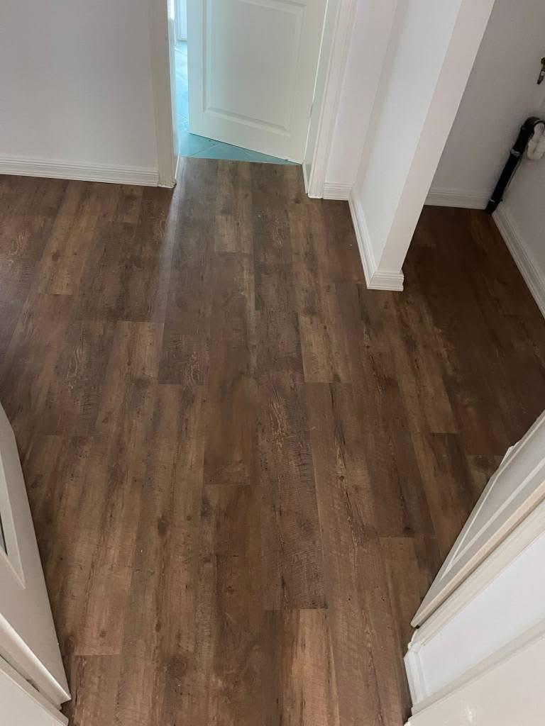 Laminatverlegung im Flur mit Sockelleisten