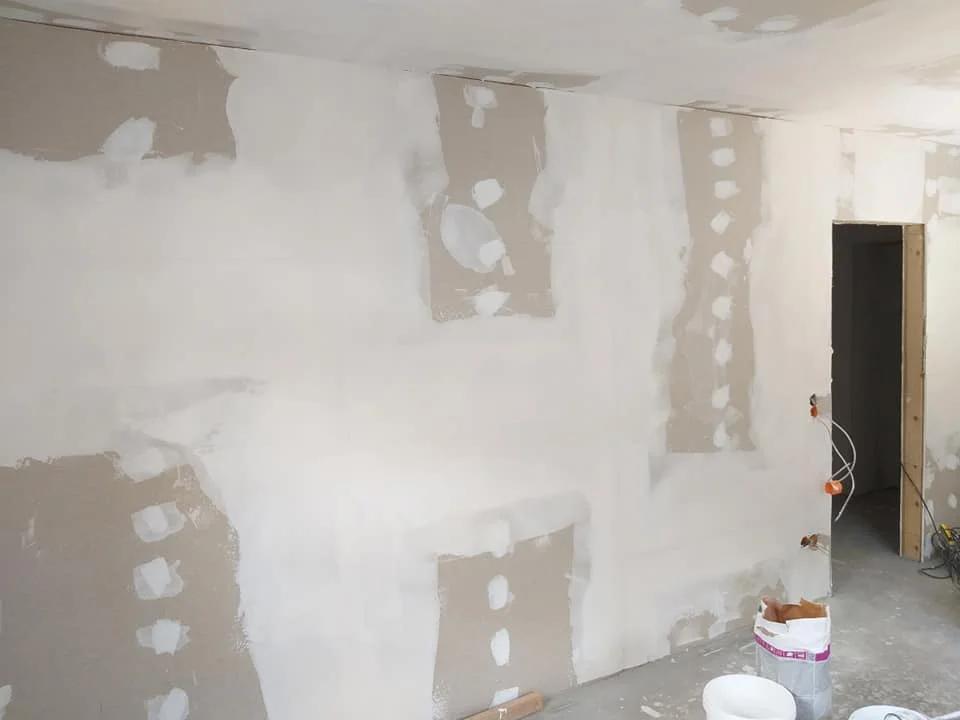 Spachtelarbeiten an Wänden und Decken