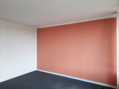 Malerarbeiten mit farbiger Akzentwand im modern renovierten Innenraum