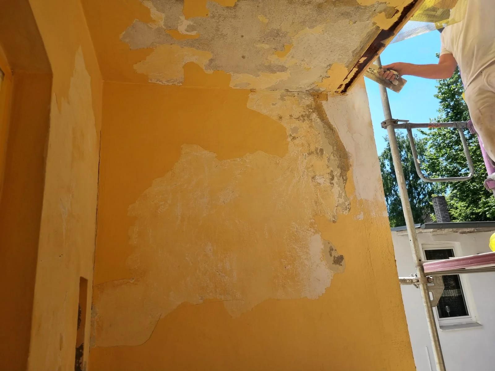 Putzabplatzungen an Wand und Decke