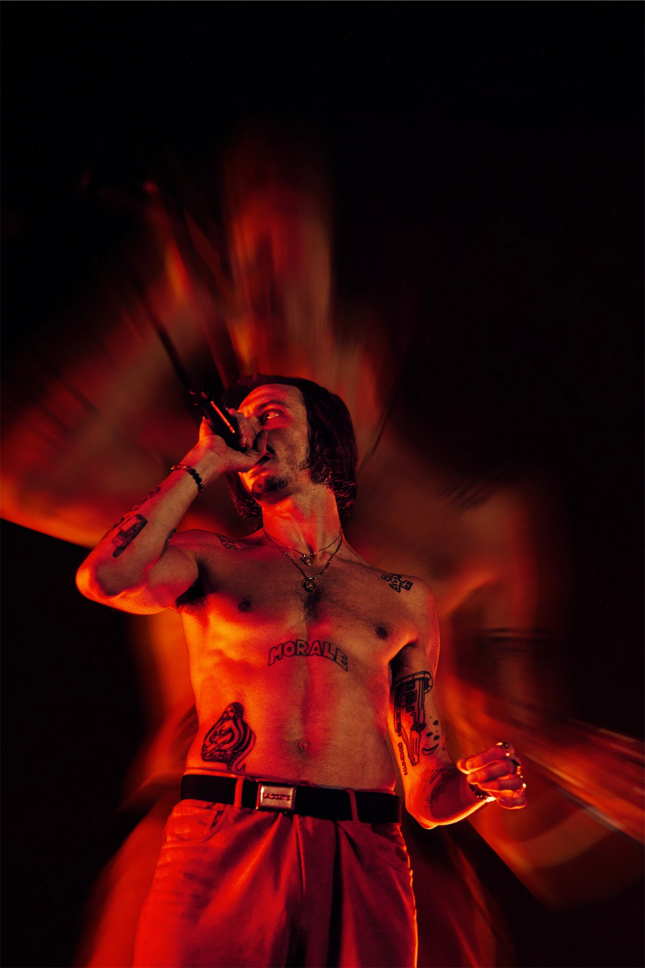 Roméo Elvis on stage Bercy blury zoom