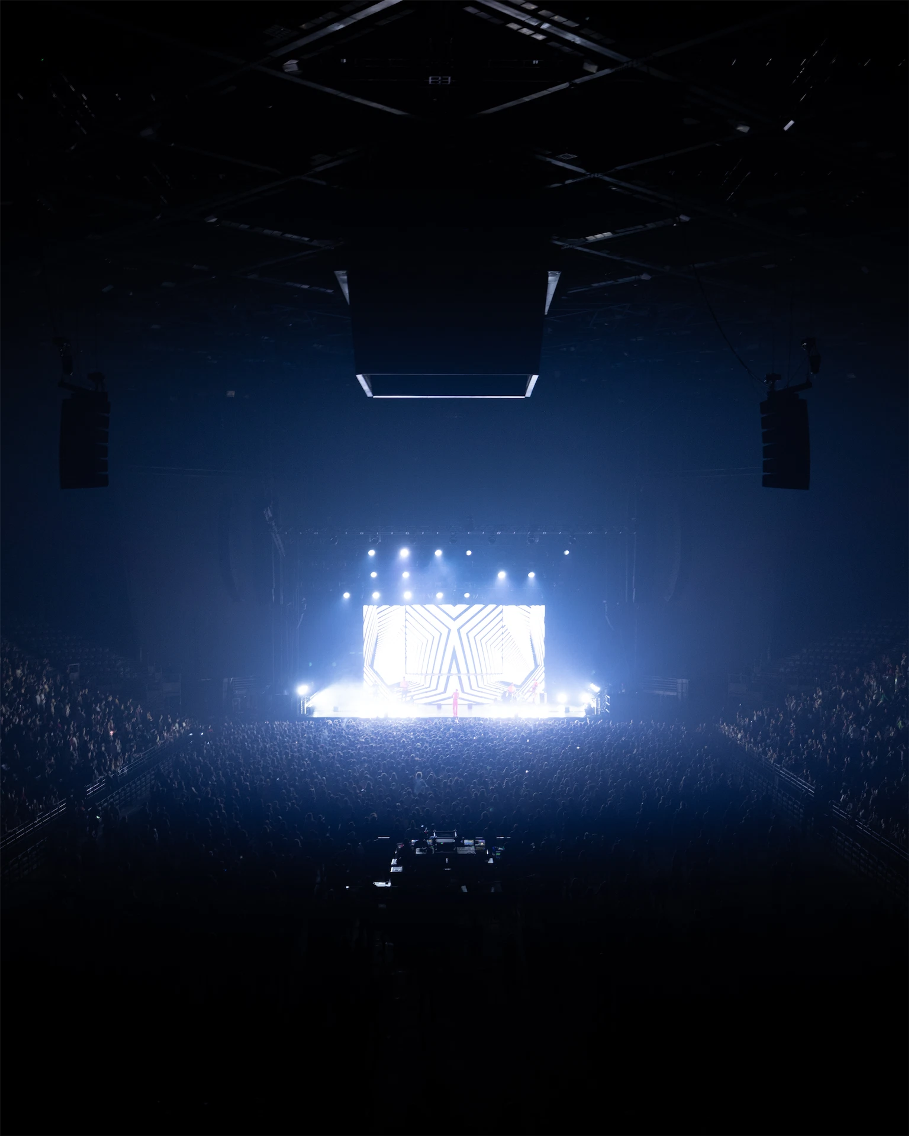 Roméo Elvis on stage Bercy wide shot venue