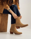 Closeup of woman wearing the Dakota in Desert Tan