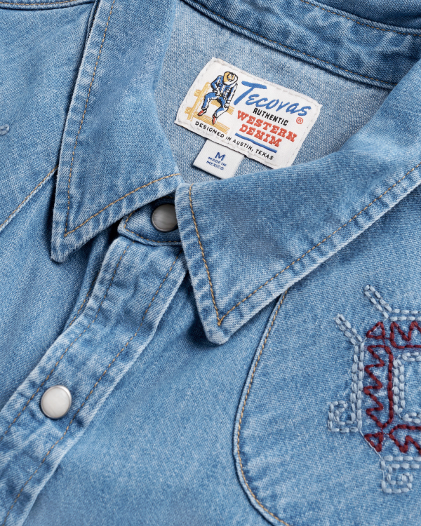Closeup detail view of Men's Denim Pearl Snap SS - Turquoise / Multi