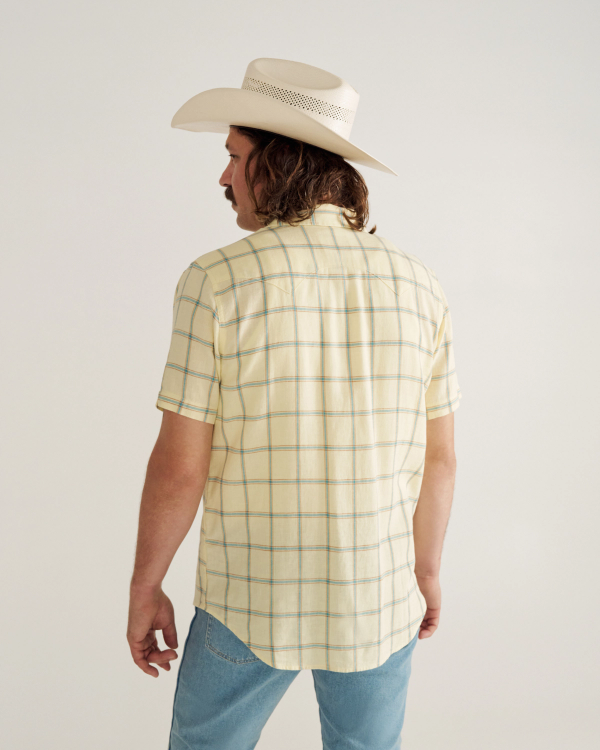 Closeup detail view of Men's Sawtooth Linen Short Sleeve Pearl Snap - Yellow / Teal