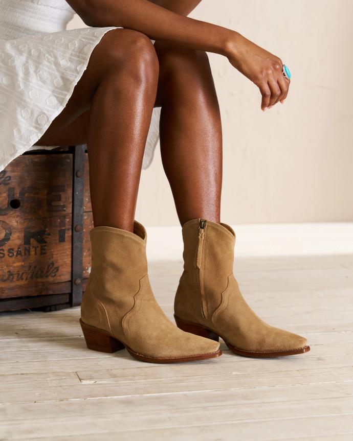 Closeup of woman wearing the Dakota in Desert Tan