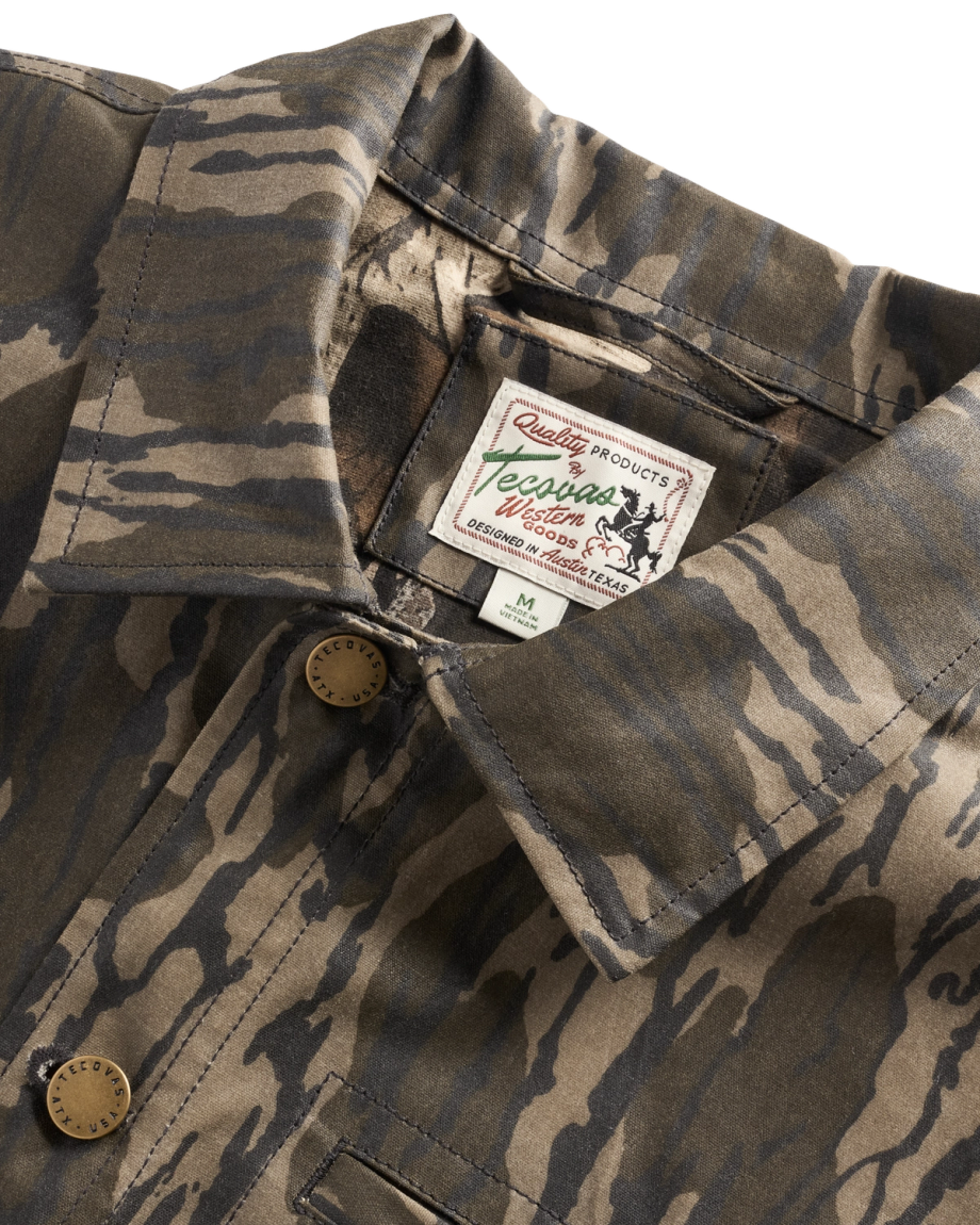 Closeup detail view of Men's Tecovas x Mossy Oak Waxed Ranch Jacket - Original Bottomland