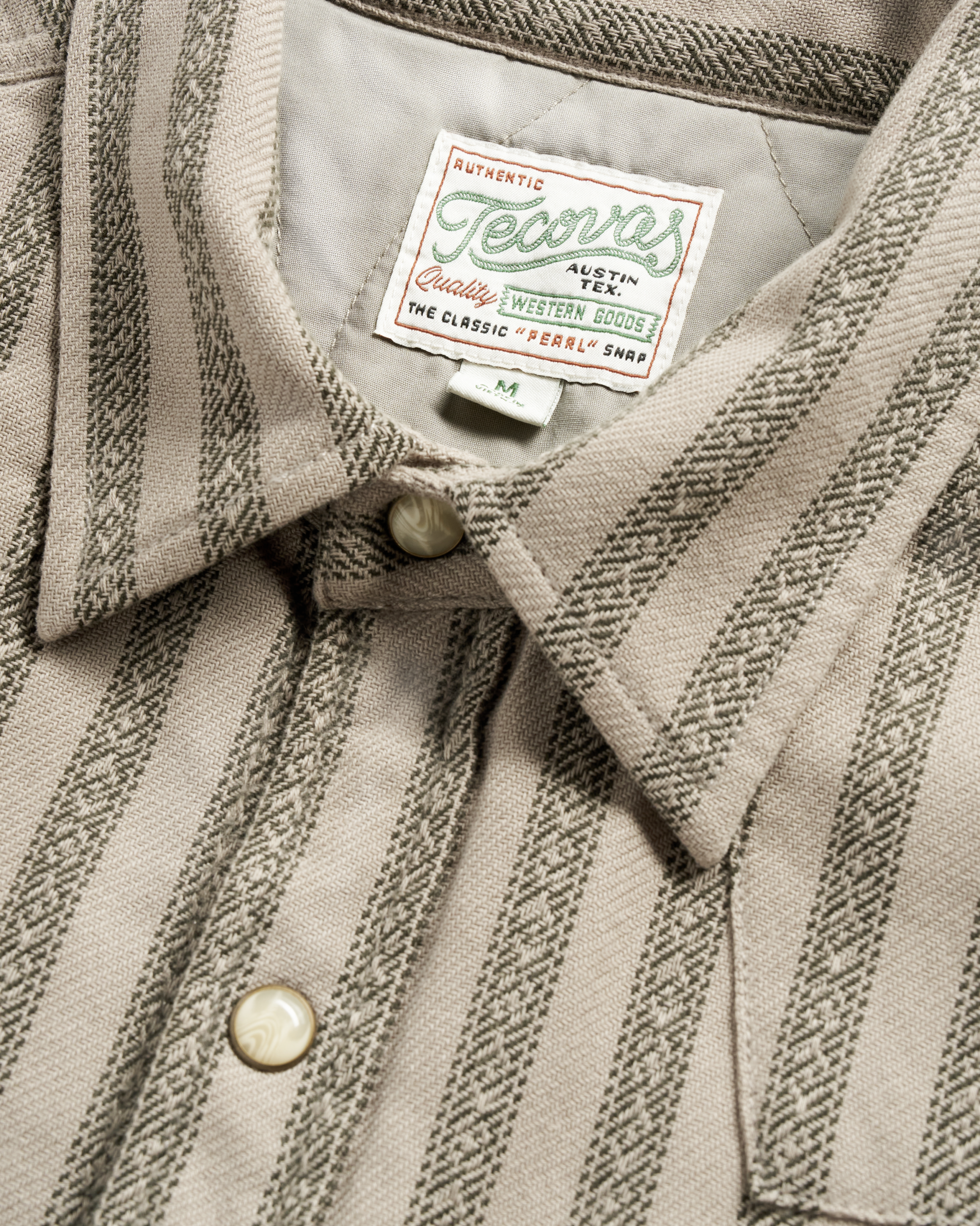 Closeup detail view of Men&#x27;s Sawtooth Pearl Snap Shacket - Gray / Black