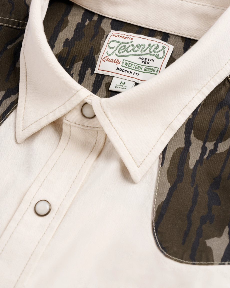 Closeup detail view of Men's Tecovas x Mossy Oak Denim Pearl Snap - Light Sand/Bottomland