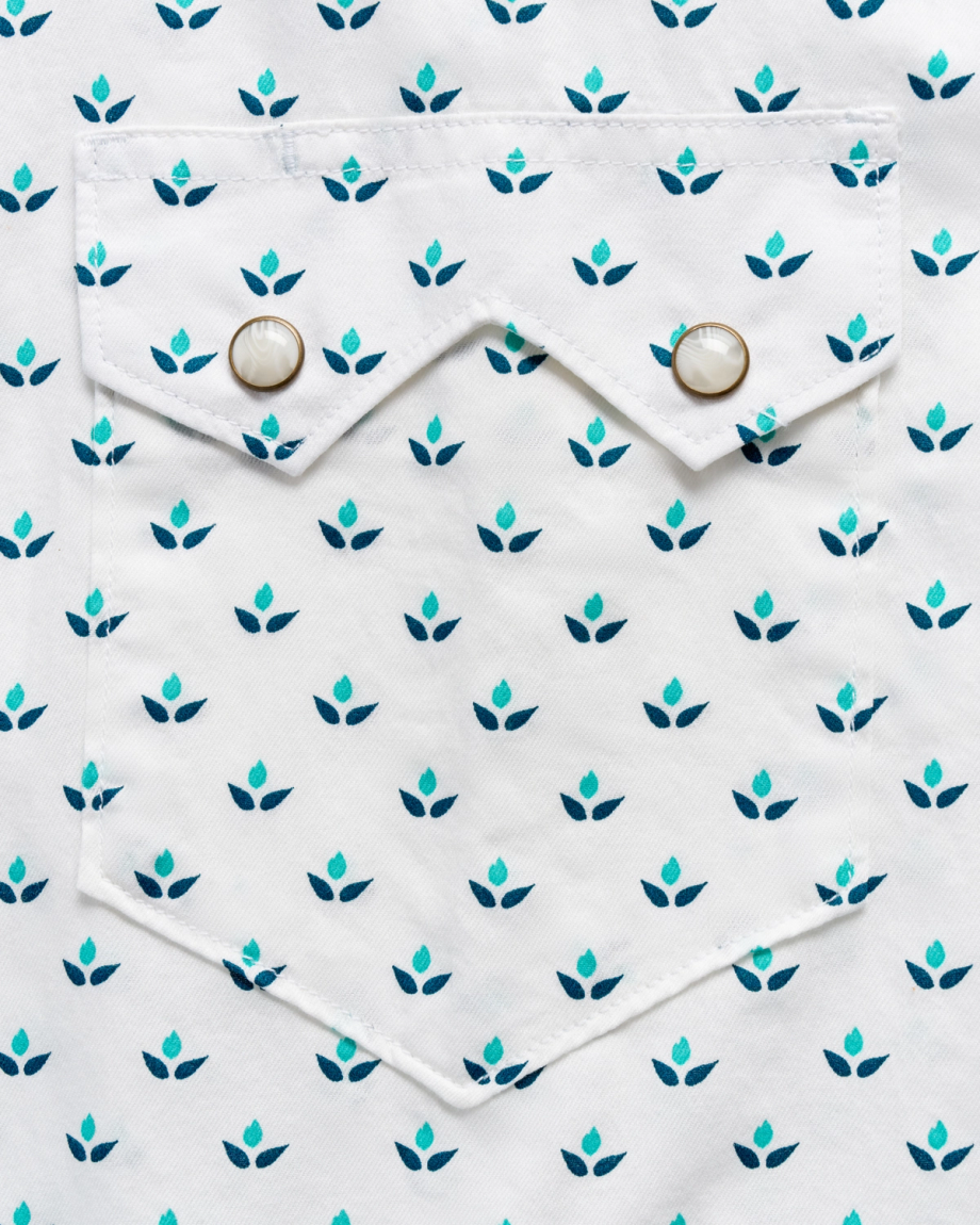 Closeup detail view of Men's Vintage Weight Sawtooth Short Sleeve Pearl Snap - White / Blue