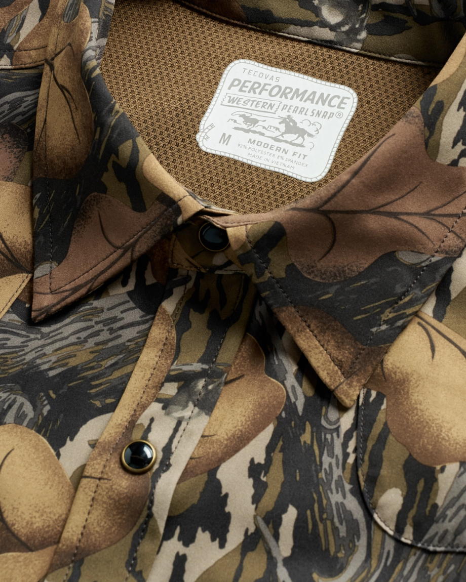 Closeup detail view of Men's Performance Western Pearl Snap SS - Mossy Oak Fall Foliage