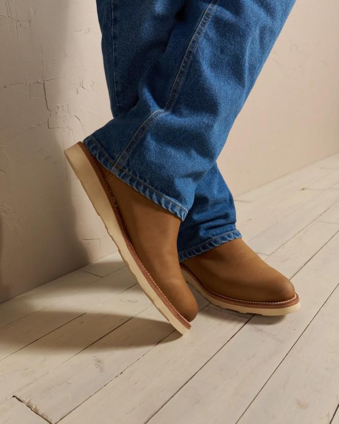 Closeup image of man wearing The Knox in Wheat in a photo studio