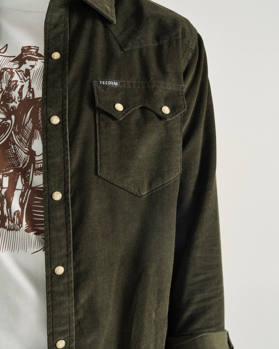 Closeup detail view of Men's Texas Weight Corduroy Pearl Snap LS - Pine