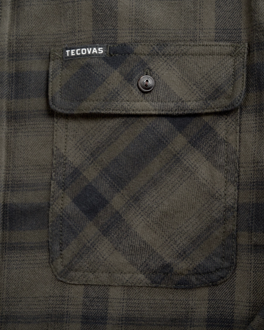 Closeup view of Men's Essential Flannel - Black/Gray