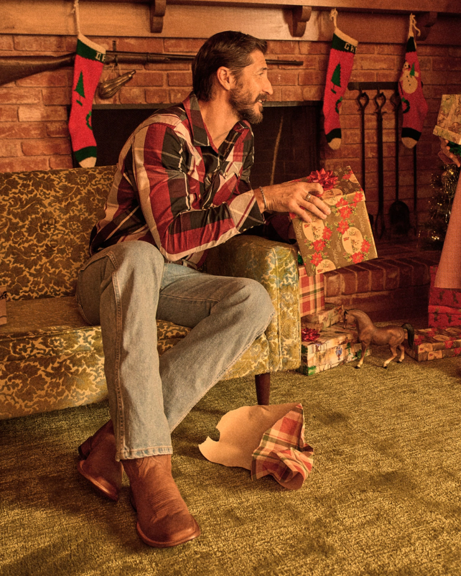 Closeup detail view of Men's Vintage Weight Pearl Snap LS - Port / Black