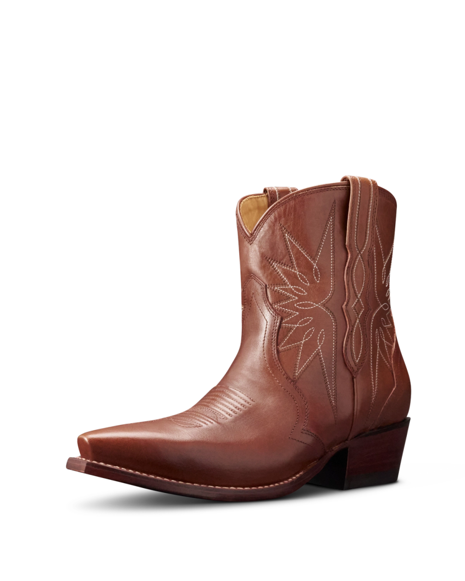 Quarterfront view of The Lynn - Saddle on plain background