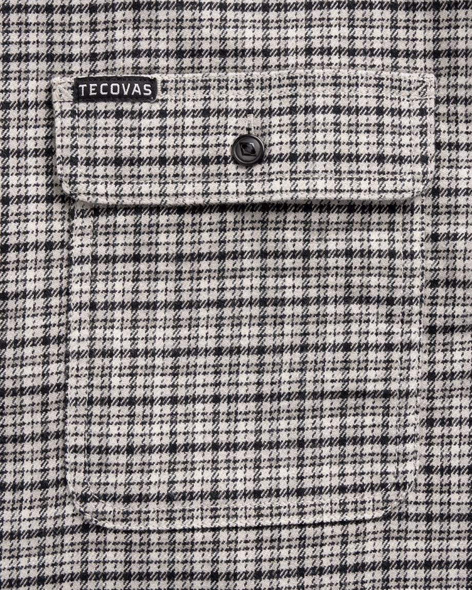 Closeup view of Men's Essential Flannel - Black/Multi