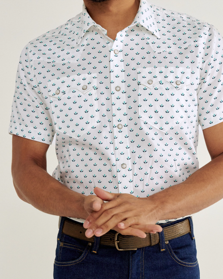 Closeup detail view of Men's Vintage Weight Sawtooth Short Sleeve Pearl Snap - White / Blue