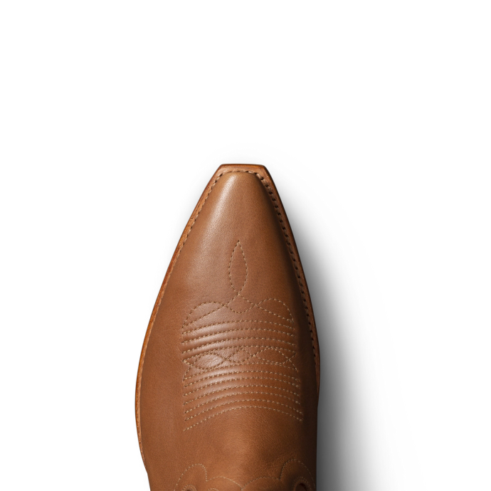 Toe view of The Annie - Caramel on plain background