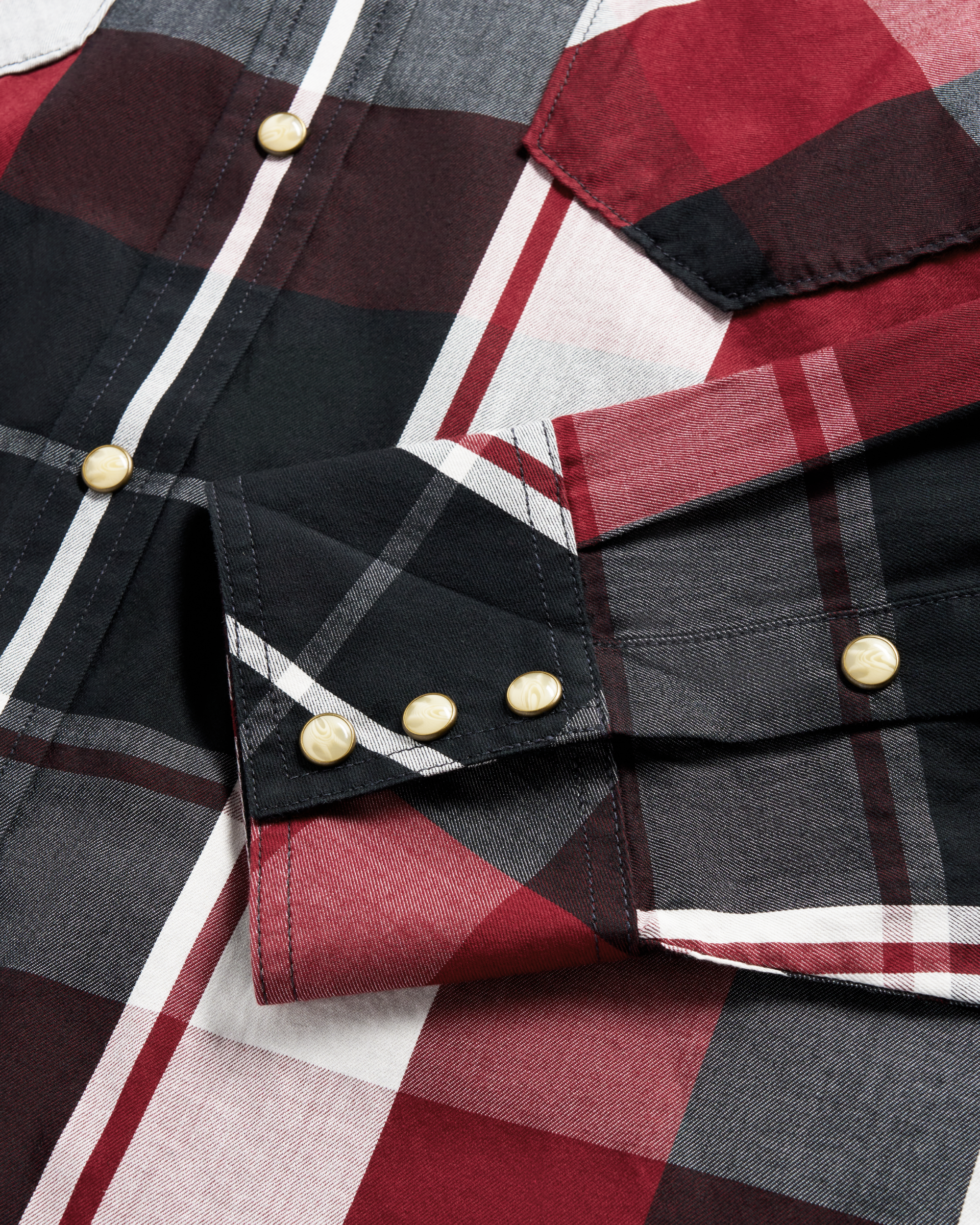 Closeup detail view of Men's Vintage Weight Pearl Snap LS - Port / Black