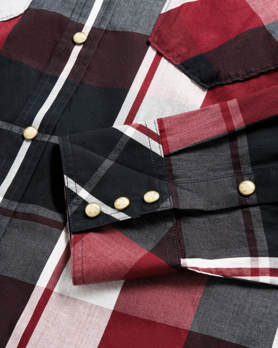 Closeup detail view of Men's Vintage Weight Pearl Snap LS - Port / Black