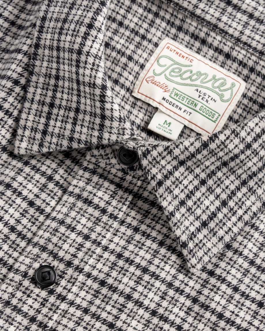 Closeup detail view of Men's Essential Flannel - Black/Multi