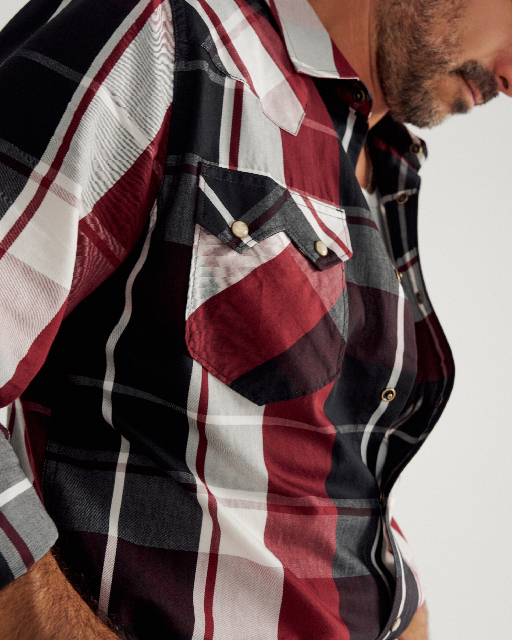 Closeup detail view of Men's Vintage Weight Pearl Snap LS - Port / Black