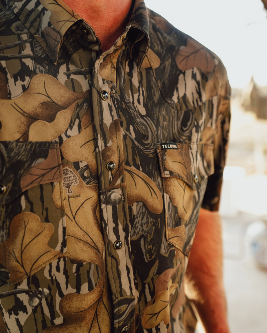 Closeup detail view of Men's Performance Western Pearl Snap SS - Mossy Oak Fall Foliage