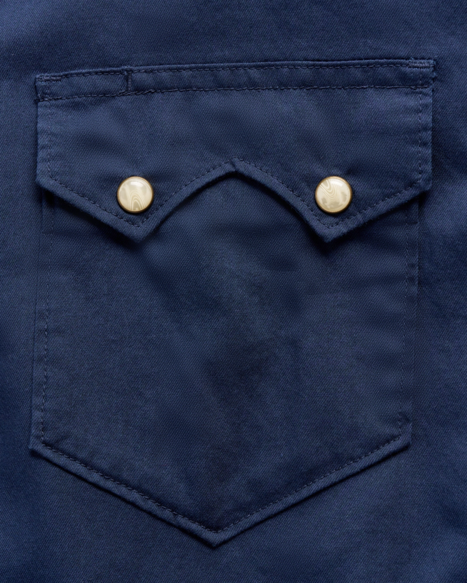 Closeup detail view of Men's Classic Fit Vintage Weight Sawtooth Short Sleeve Pearl Snap - Navy