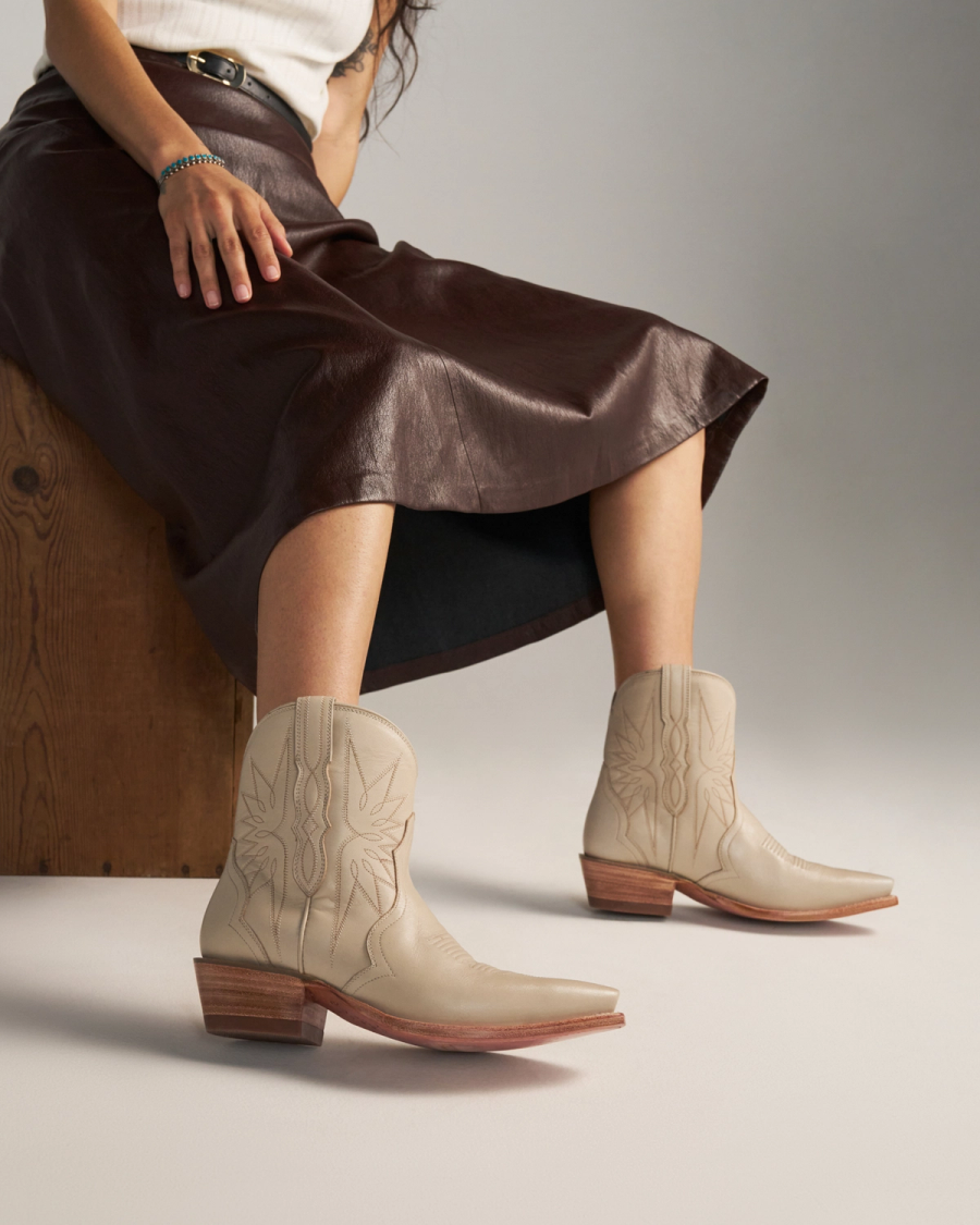 VIAVANDA VIA WESTERN BOOTS ベージュ The Lynn Western Bootie - White cowhide | Tecovas