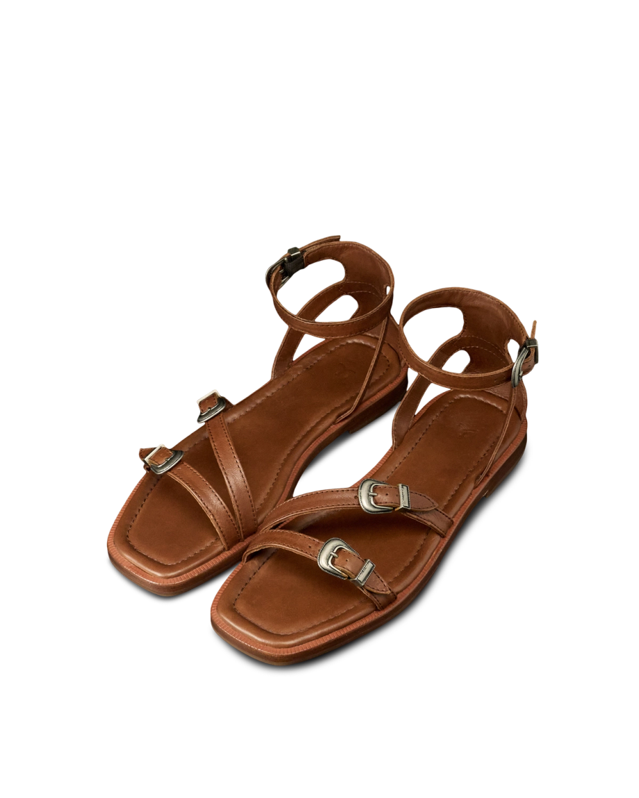 Quarterfront view of The Blakely - Saddle on plain background