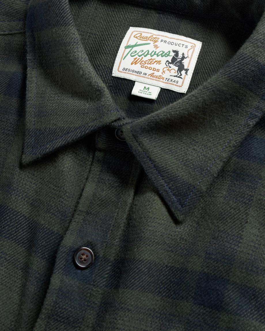 Closeup detail view of Men's Everyday Flannel LS - Black / Gray