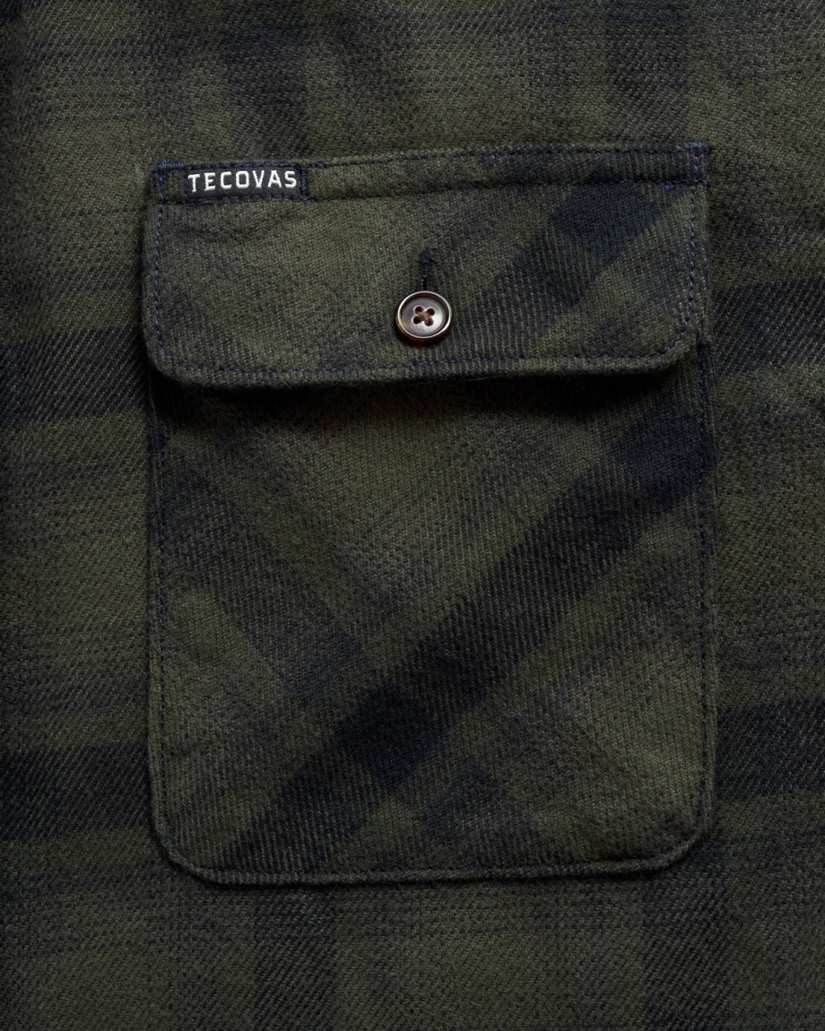 Closeup view of Men's Everyday Flannel LS - Black / Gray