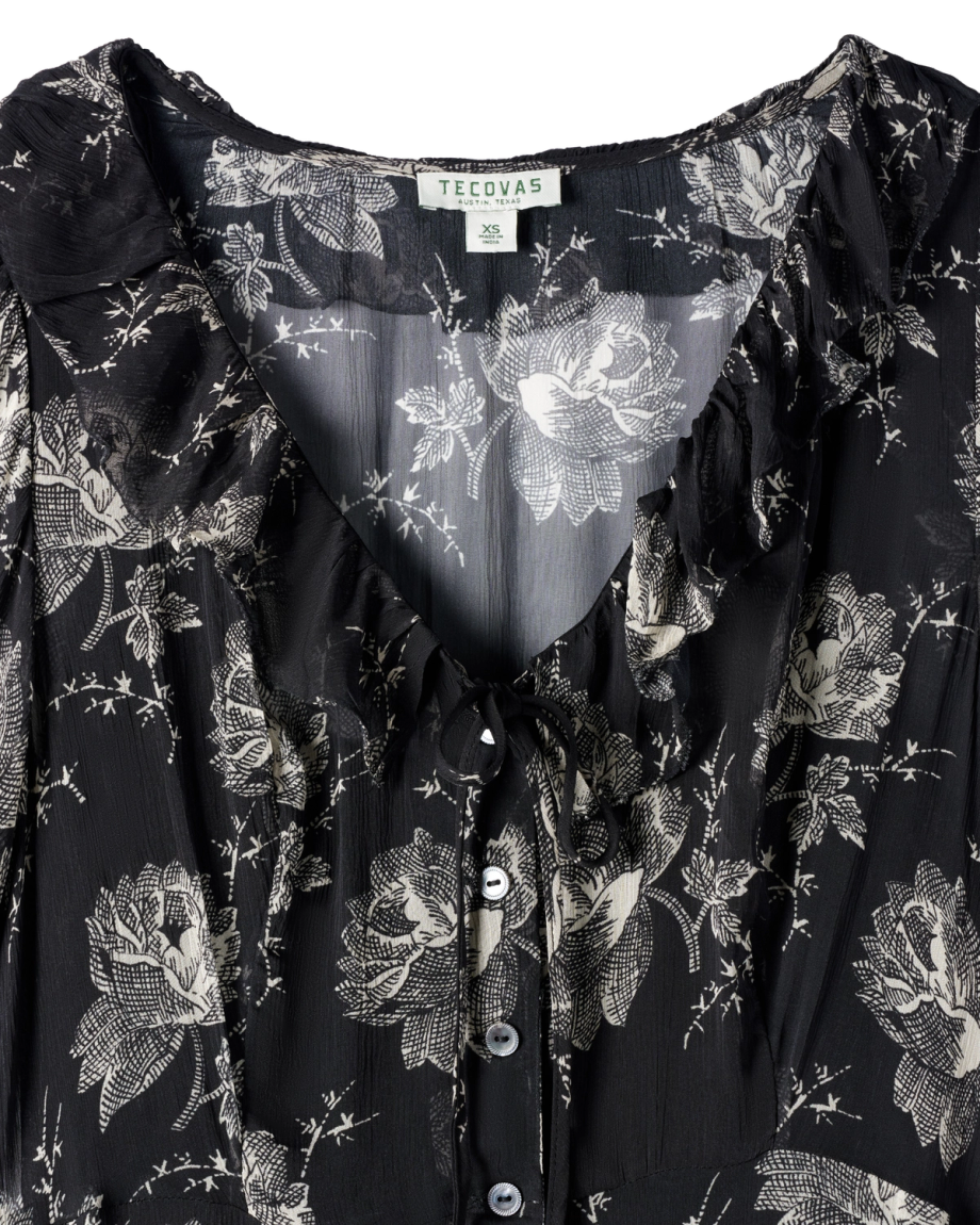 Closeup detail view of Women's Elbow-Length Maxi Dress - Black / White