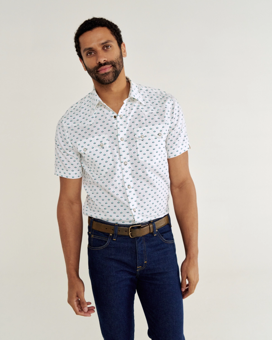 Closeup detail view of Men's Classic Fit Vintage Weight Sawtooth Short Sleeve Pearl Snap - White / Blue