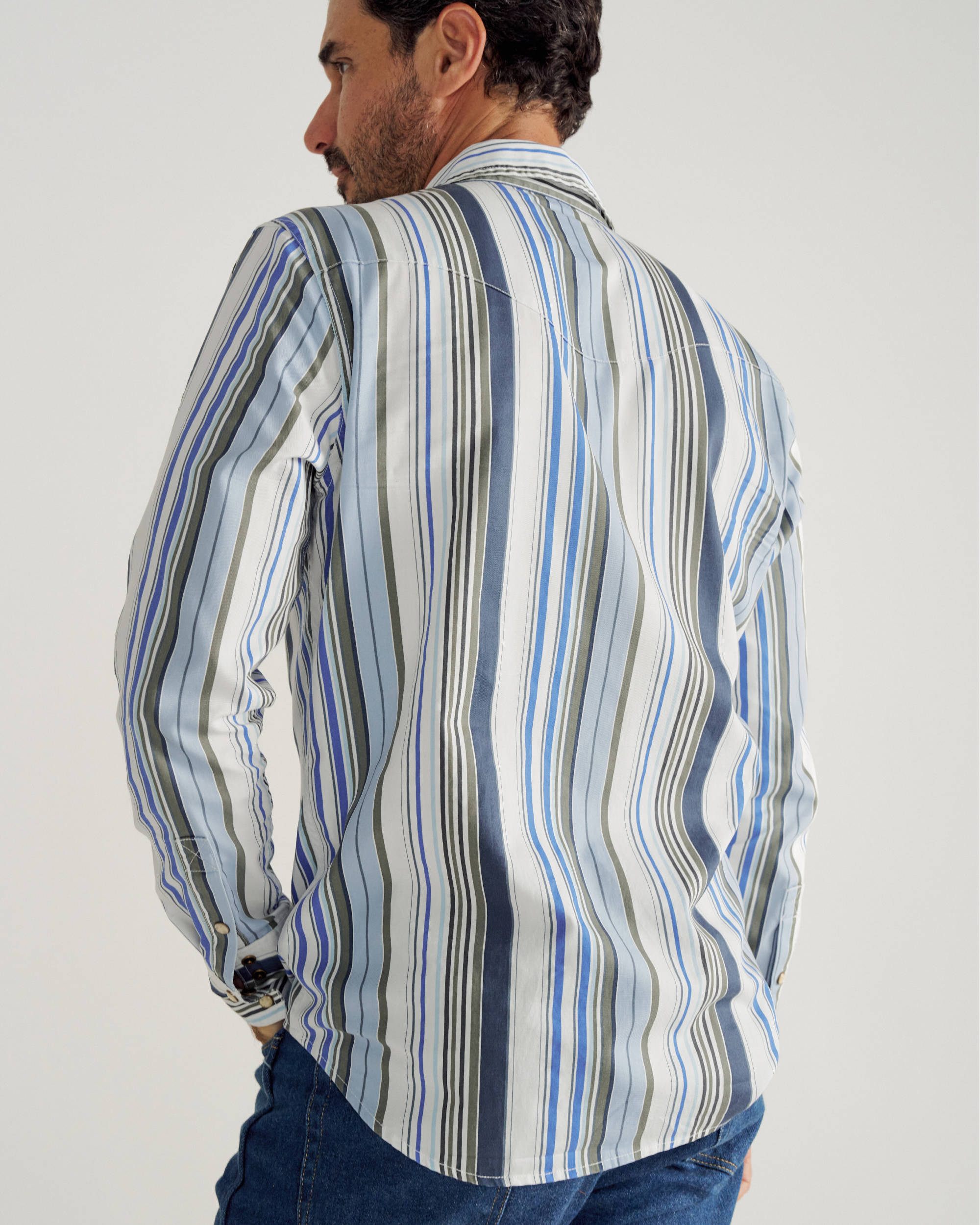 Closeup detail view of Men's Thorn Stopper Pearl Snap LS - Blue Fin / Multi