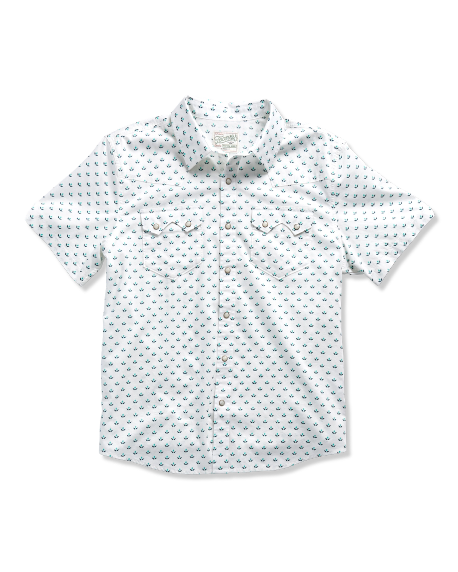 Closeup detail view of Men's Classic Fit Vintage Weight Sawtooth Short Sleeve Pearl Snap - White / Blue