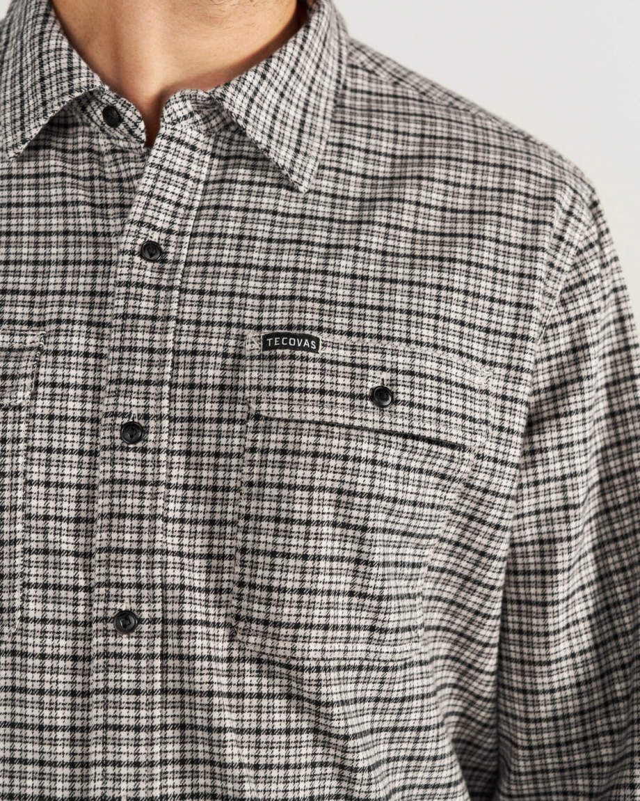 Closeup detail view of Men's Essential Flannel - Black/Multi