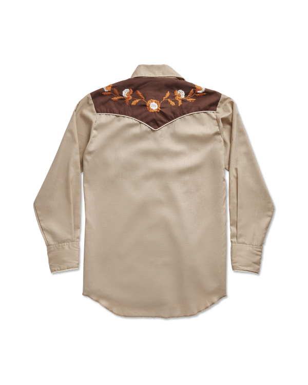 Closeup detail view of Tecovas x Cathy Hahn Men’s Vintage Western Pearl Snap - Tan / Chocolate