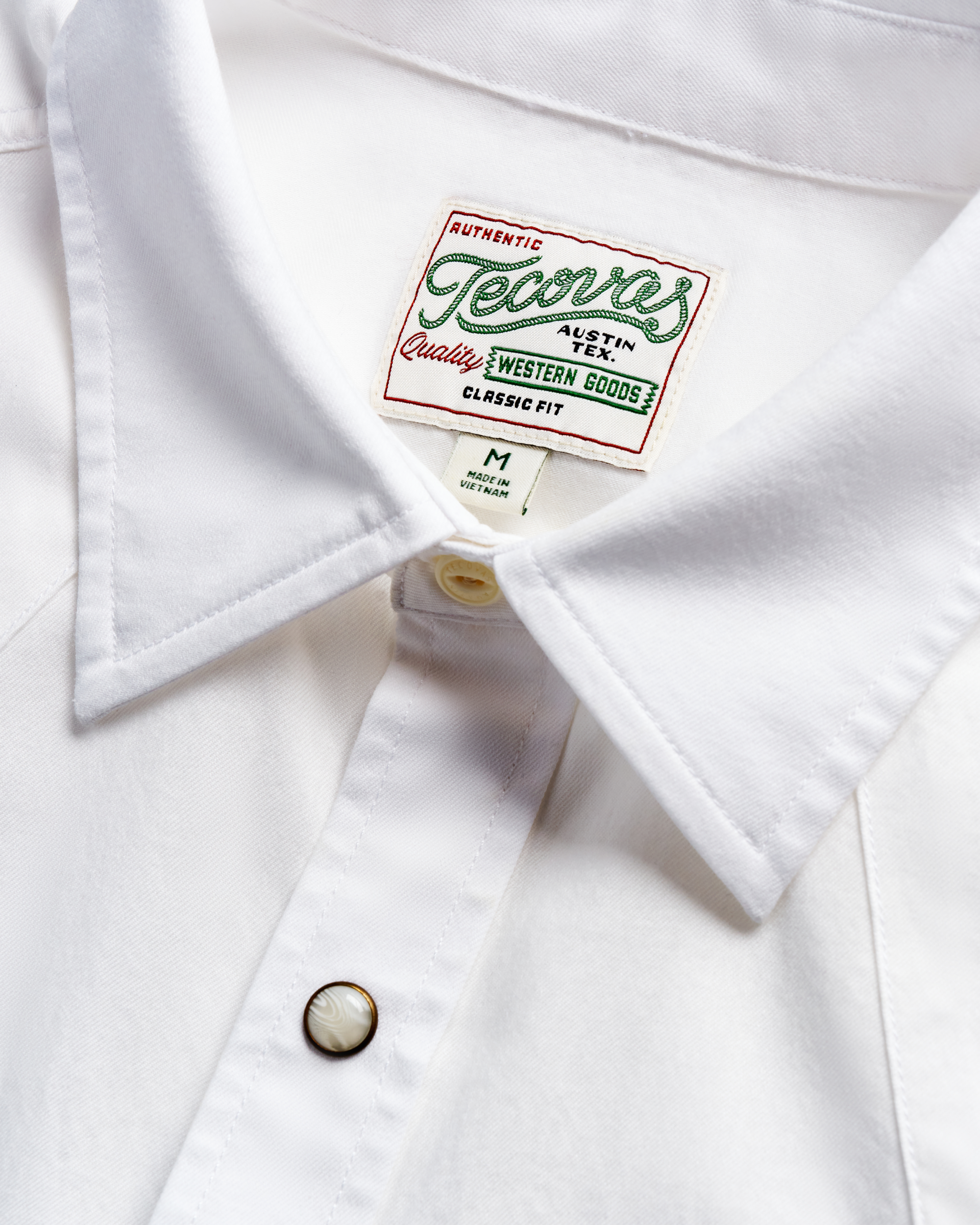 Closeup detail view of Men's Classic Fit Vintage Weight Sawtooth Short Sleeve Pearl Snap - White