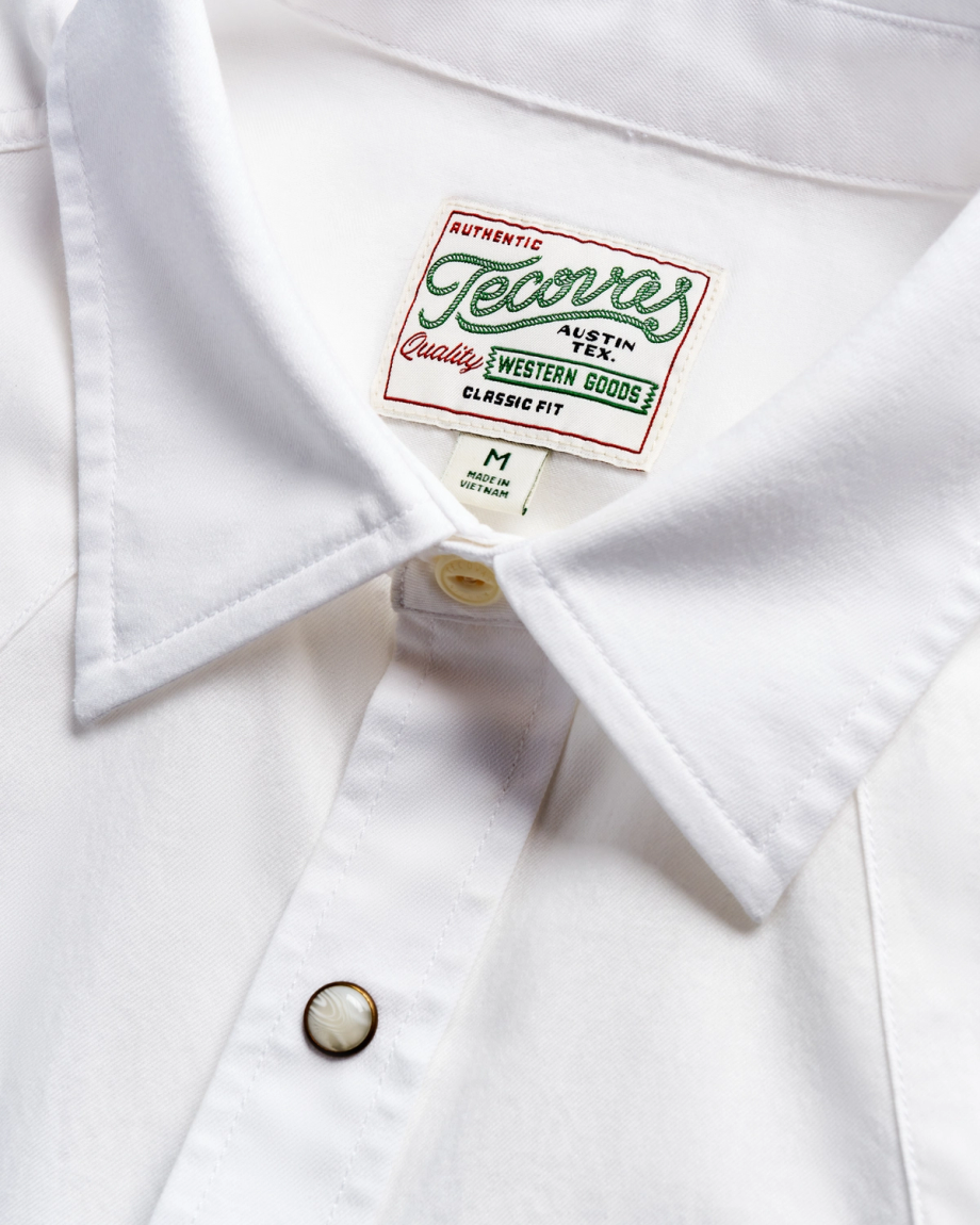 Closeup detail view of Men's Classic Fit Vintage Weight Sawtooth Short Sleeve Pearl Snap - White