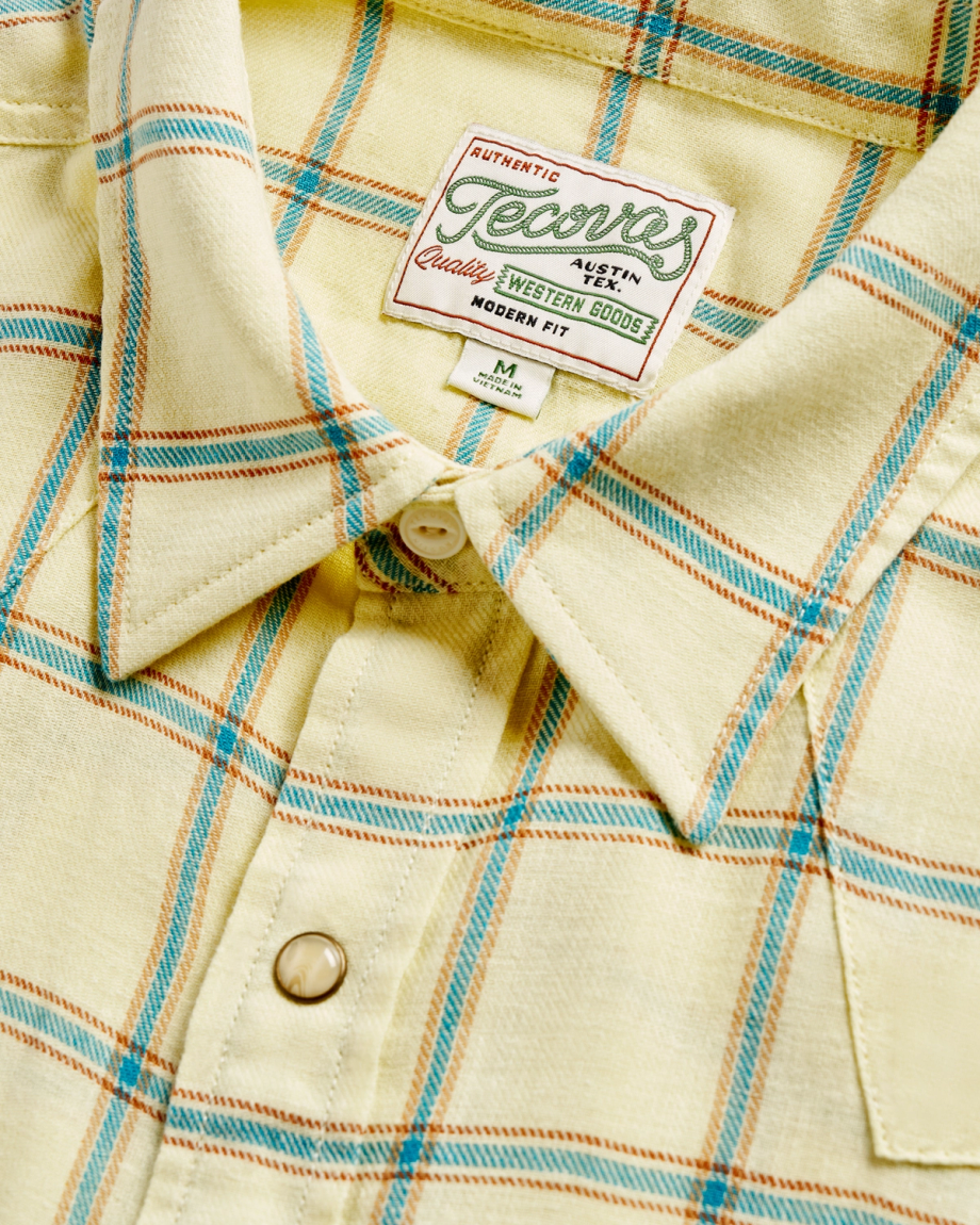 Closeup detail view of Men's Sawtooth Linen Short Sleeve Pearl Snap - Yellow / Teal