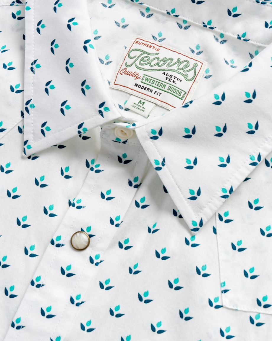 Closeup detail view of Men's Vintage Weight Sawtooth Short Sleeve Pearl Snap - White / Blue