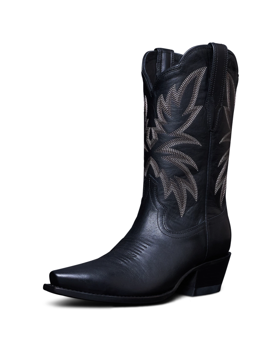 Quarterfront view of the sadie boot in the color midnight.