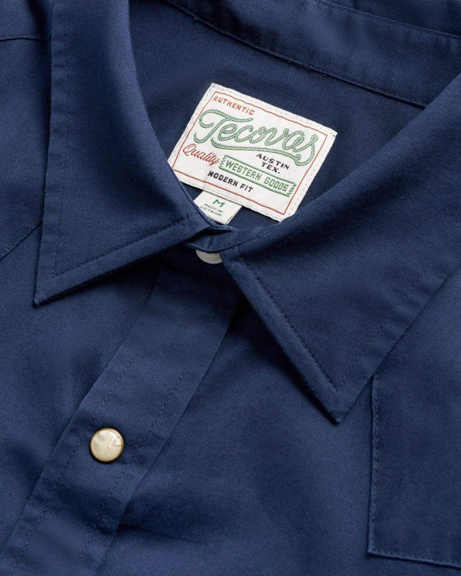 Closeup detail view of Men's Vintage Weight Sawtooth Short Sleeve Pearl Snap - Navy