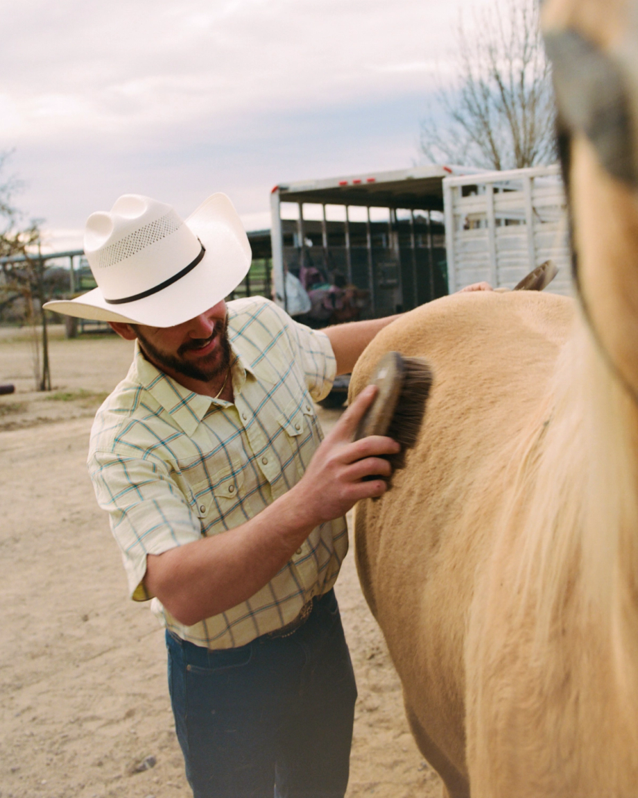 Closeup detail view of Men's Sawtooth Linen Short Sleeve Pearl Snap - Yellow / Teal