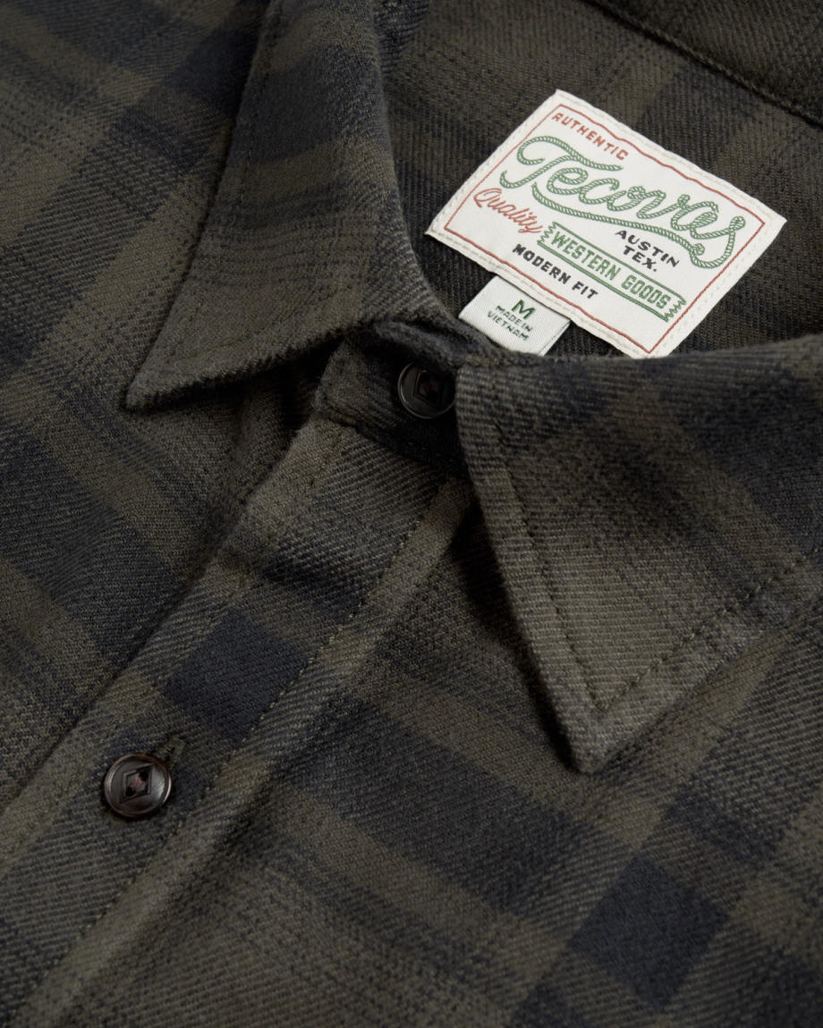 Closeup detail view of Men's Essential Flannel - Black/Gray