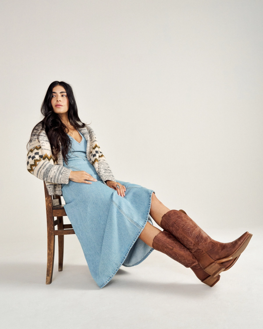 Full view of The Annie Monarch - Scotch on model