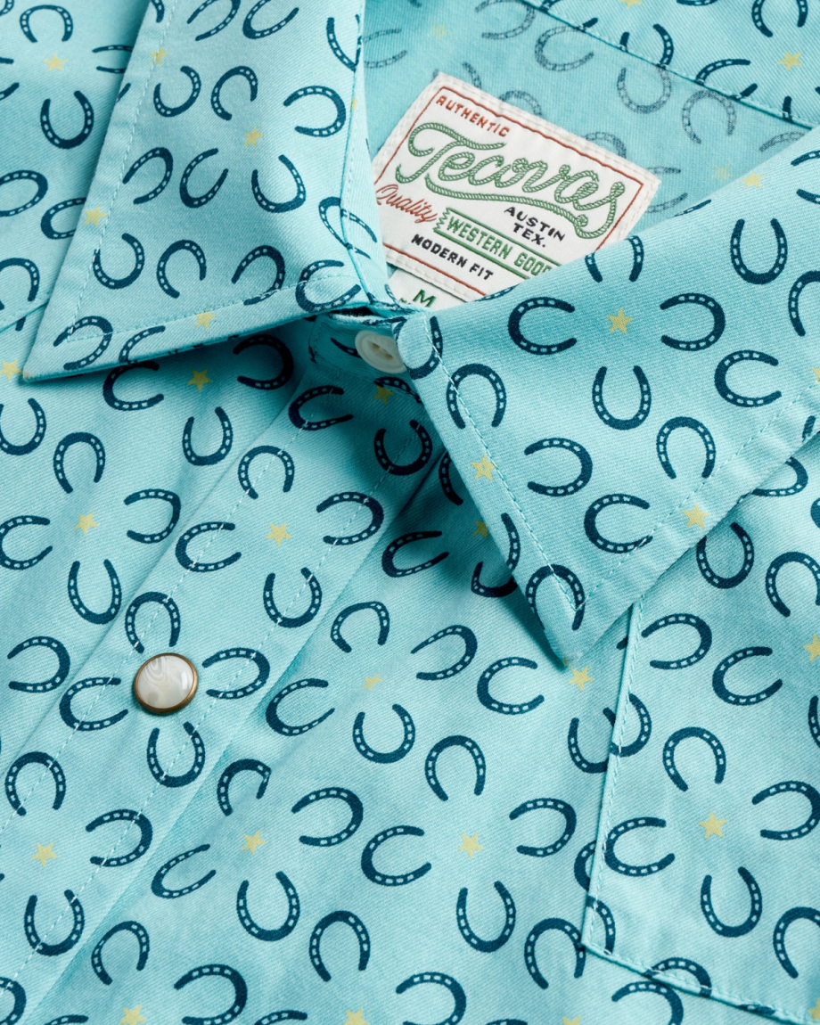 Closeup detail view of Men's Vintage Weight Sawtooth Short Sleeve Pearl Snap - Blue Horseshoe