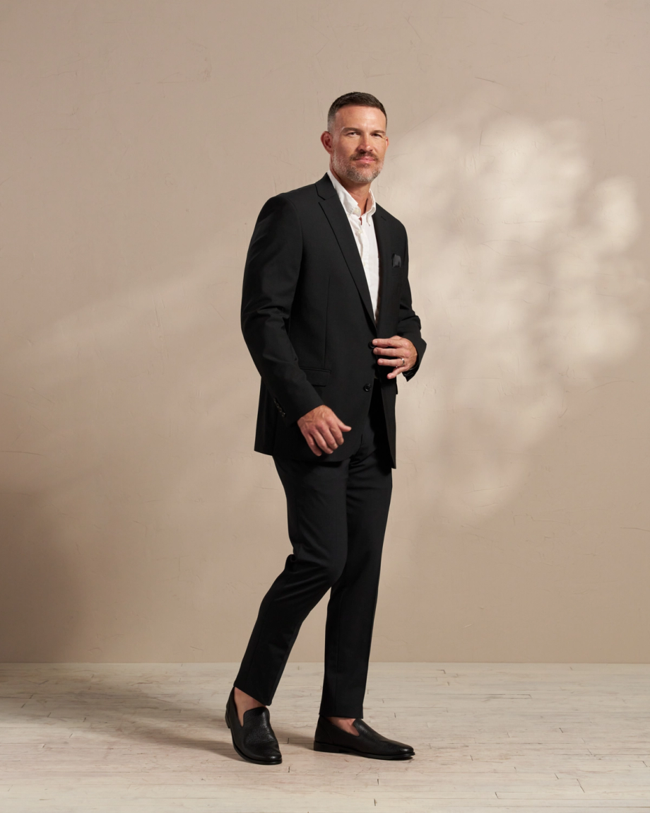 Man in a suit wearing the monterrey in the color midnight.